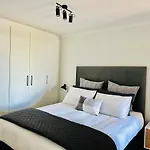 Luxe Newlands Peak Apartment 504
